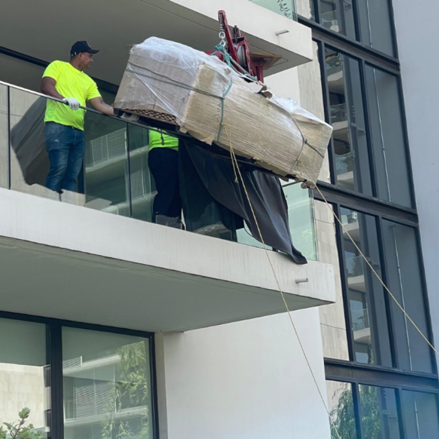 ¿Cómo bajar un sofá por las escaleras sin romper nada?